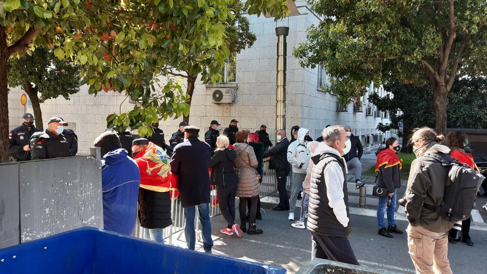 <p>Organizator okupljanja je formalno Patriotsko-komitski savez Crne Gore, ispred Vlade Crne Gore više stotina građana, među njima funkcioneri SDP i LP. Osim protesta ispred Vlade, protestuje se u Nikšiću, na Cetinju, u Budvi, Tivtu...</p>