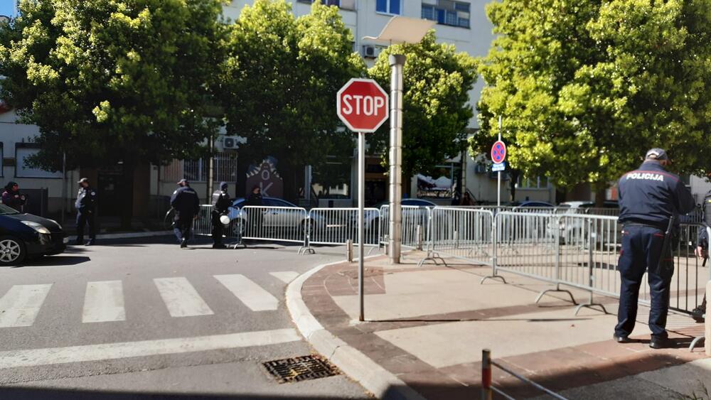 <p>Organizator okupljanja je formalno Patriotsko-komitski savez Crne Gore, ispred Vlade Crne Gore više stotina građana, među njima funkcioneri SDP i LP. Osim protesta ispred Vlade, protestuje se u Nikšiću, na Cetinju, u Budvi, Tivtu...</p>