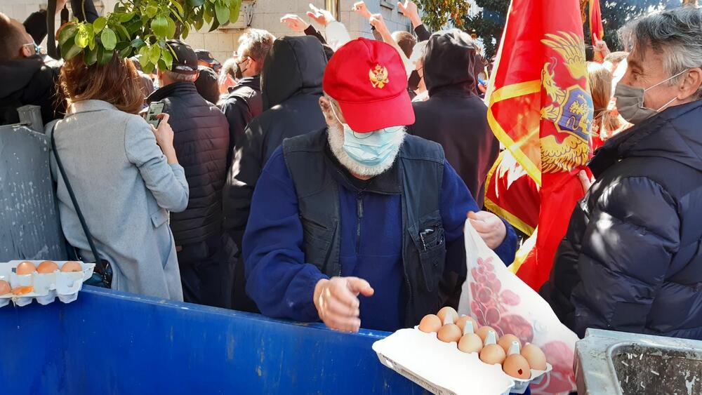 <p>Organizator okupljanja je formalno Patriotsko-komitski savez Crne Gore, ispred Vlade Crne Gore više stotina građana, među njima funkcioneri SDP i LP. Osim protesta ispred Vlade, protestuje se u Nikšiću, na Cetinju, u Budvi, Tivtu...</p>