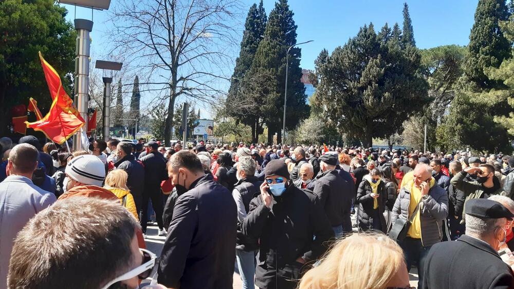 <p>Organizator okupljanja je formalno Patriotsko-komitski savez Crne Gore, ispred Vlade Crne Gore više stotina građana, među njima funkcioneri SDP i LP. Osim protesta ispred Vlade, protestuje se u Nikšiću, na Cetinju, u Budvi, Tivtu...</p>