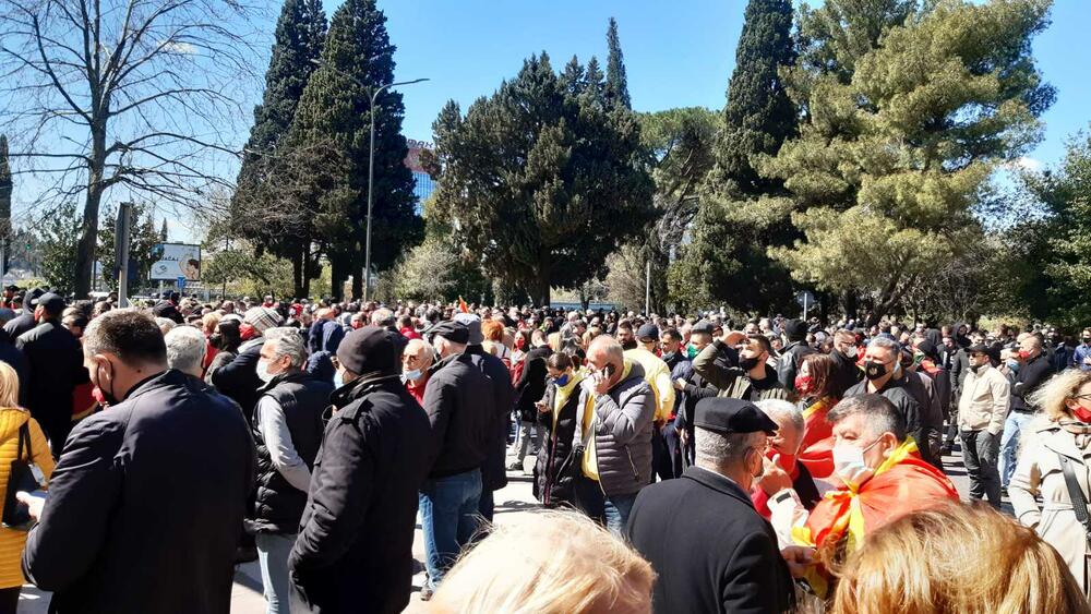 <p>Organizator okupljanja je formalno Patriotsko-komitski savez Crne Gore, ispred Vlade Crne Gore više stotina građana, među njima funkcioneri SDP i LP. Osim protesta ispred Vlade, protestuje se u Nikšiću, na Cetinju, u Budvi, Tivtu...</p>