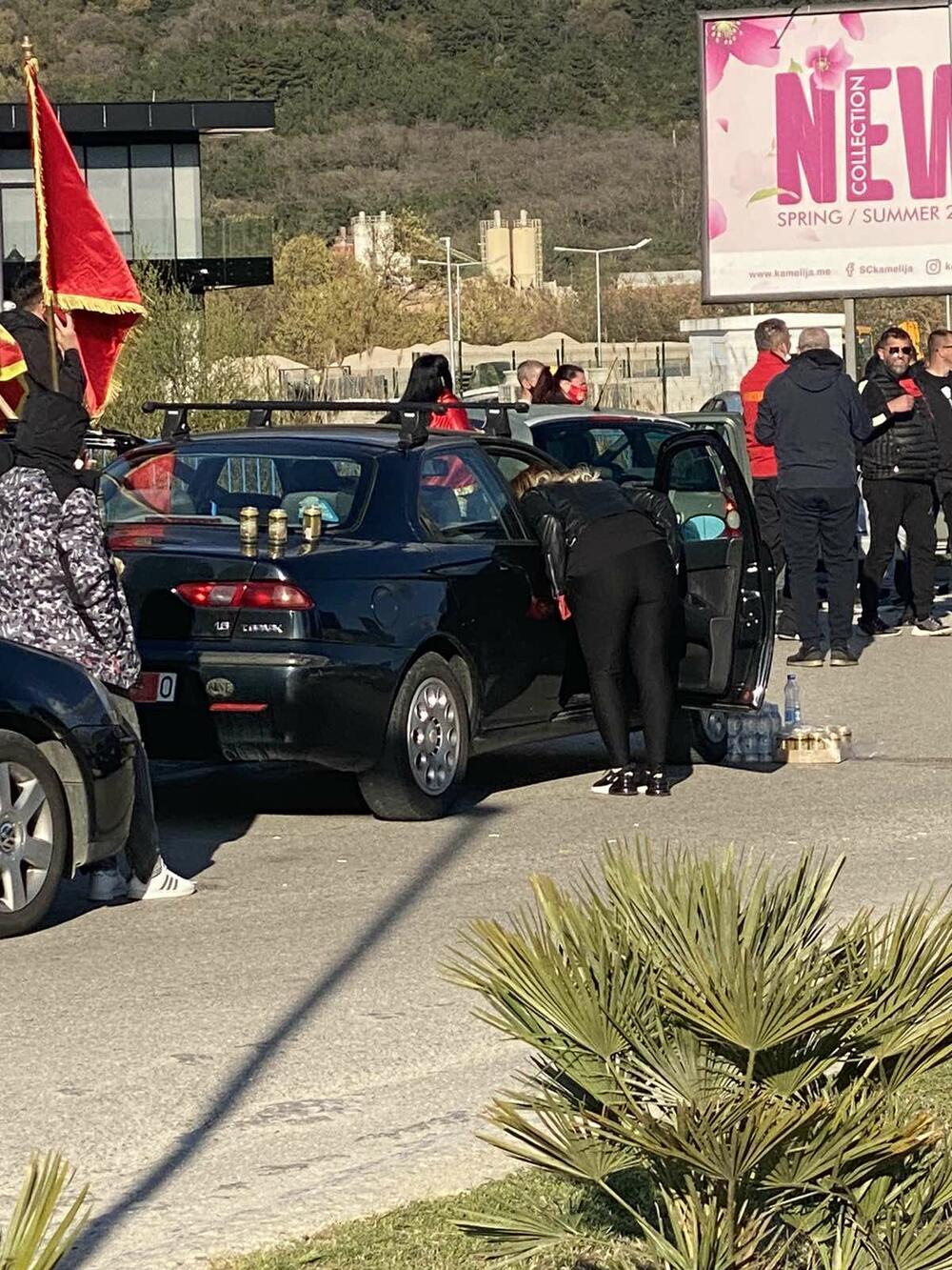 <p>Organizator okupljanja je formalno Patriotsko-komitski savez Crne Gore, ispred Vlade Crne Gore više stotina građana, među njima funkcioneri SDP i LP. Osim protesta ispred Vlade, protestuje se u Nikšiću, na Cetinju, u Budvi, Tivtu...</p>