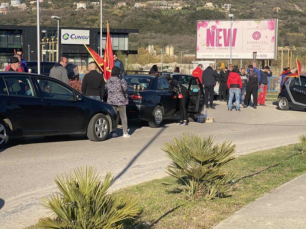 <p>Organizator okupljanja je formalno Patriotsko-komitski savez Crne Gore, ispred Vlade Crne Gore više stotina građana, među njima funkcioneri SDP i LP. Osim protesta ispred Vlade, protestuje se u Nikšiću, na Cetinju, u Budvi, Tivtu...</p>