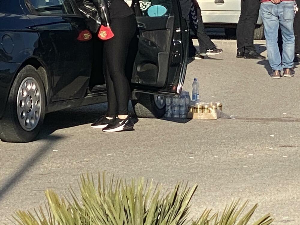 <p>Organizator okupljanja je formalno Patriotsko-komitski savez Crne Gore, ispred Vlade Crne Gore više stotina građana, među njima funkcioneri SDP i LP. Osim protesta ispred Vlade, protestuje se u Nikšiću, na Cetinju, u Budvi, Tivtu...</p>