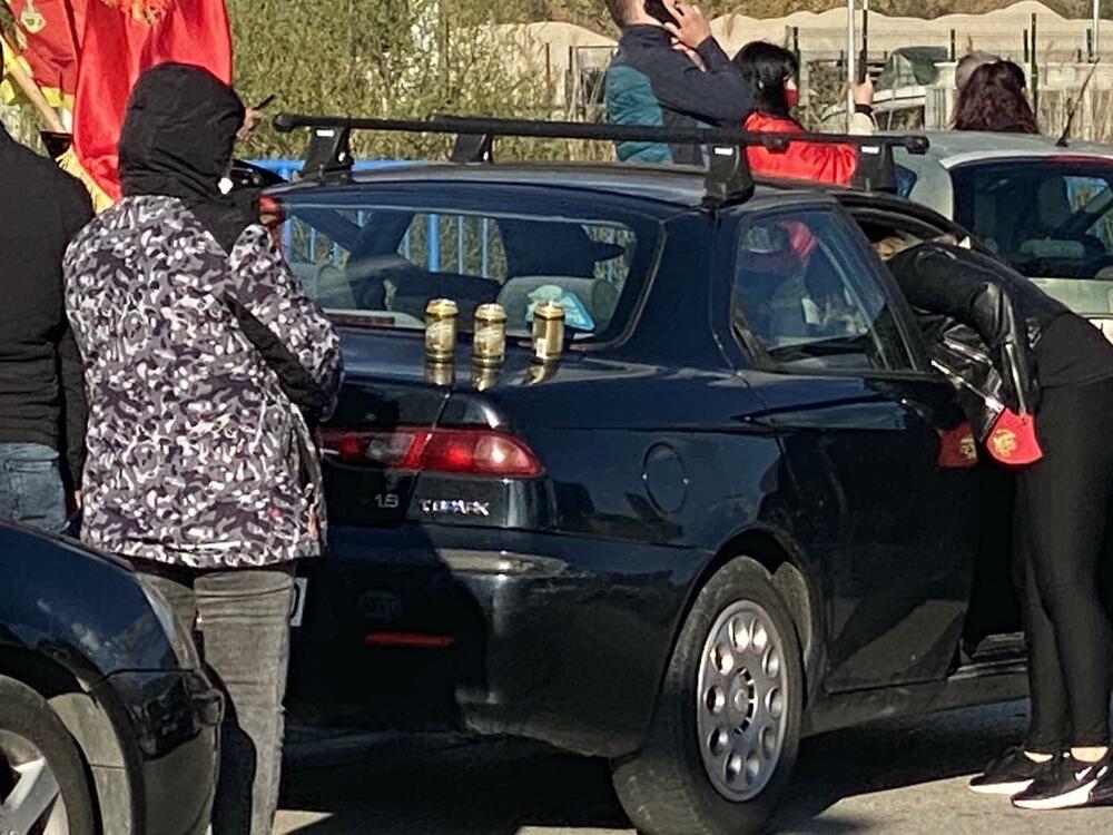 <p>Organizator okupljanja je formalno Patriotsko-komitski savez Crne Gore, ispred Vlade Crne Gore više stotina građana, među njima funkcioneri SDP i LP. Osim protesta ispred Vlade, protestuje se u Nikšiću, na Cetinju, u Budvi, Tivtu...</p>