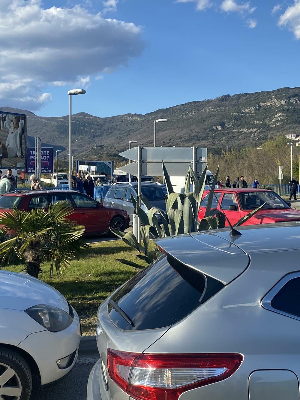 <p>Organizator okupljanja je formalno Patriotsko-komitski savez Crne Gore, ispred Vlade Crne Gore više stotina građana, među njima funkcioneri SDP i LP. Osim protesta ispred Vlade, protestuje se u Nikšiću, na Cetinju, u Budvi, Tivtu...</p>