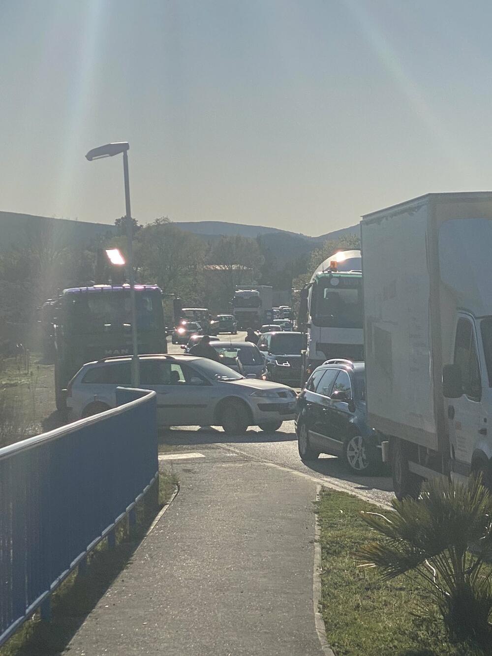 <p>Organizator okupljanja je formalno Patriotsko-komitski savez Crne Gore, ispred Vlade Crne Gore više stotina građana, među njima funkcioneri SDP i LP. Osim protesta ispred Vlade, protestuje se u Nikšiću, na Cetinju, u Budvi, Tivtu...</p>