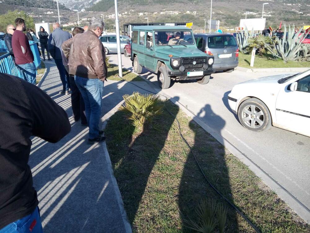 <p>Organizator okupljanja je formalno Patriotsko-komitski savez Crne Gore, ispred Vlade Crne Gore više stotina građana, među njima funkcioneri SDP i LP. Osim protesta ispred Vlade, protestuje se u Nikšiću, na Cetinju, u Budvi, Tivtu...</p>