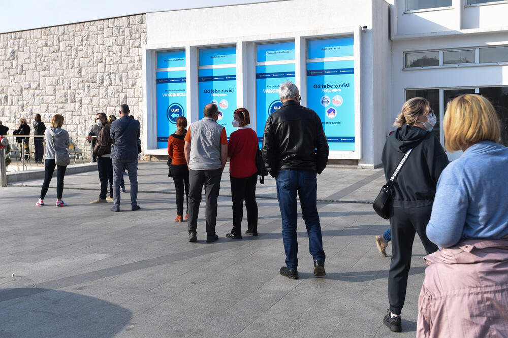 Građani čekaju u redu ispred punkta za vakcinaciju u Podgorici, Foto: Savo Prelević