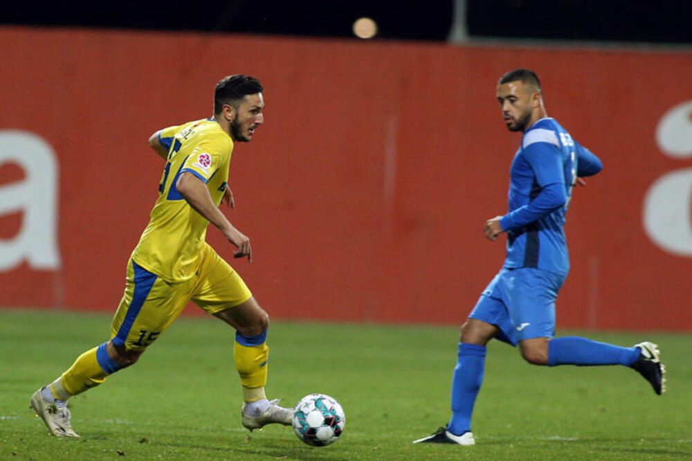 Marko Vukčević u duelu sa kolegom iz reprezentacije, Kristijanom Vuljajem (Dečić), Foto: FK Podgorica
