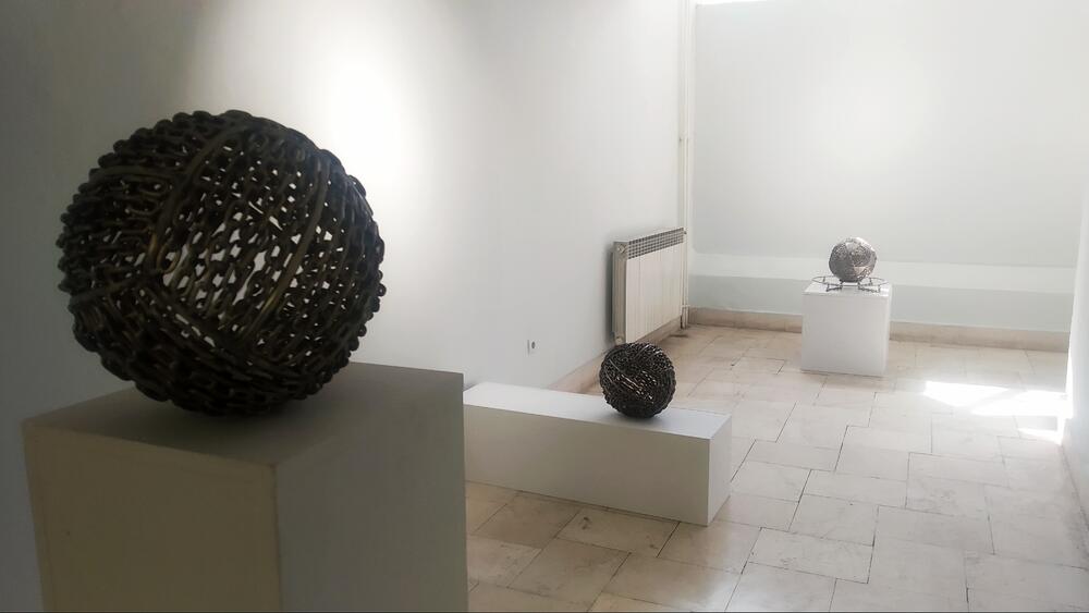 <p>Aralica za “Vijesti” govori o društvu, umjetnosti i svojoj izložbi koja je juče otvorena u Podgorici u galeriji “Centar”</p>
