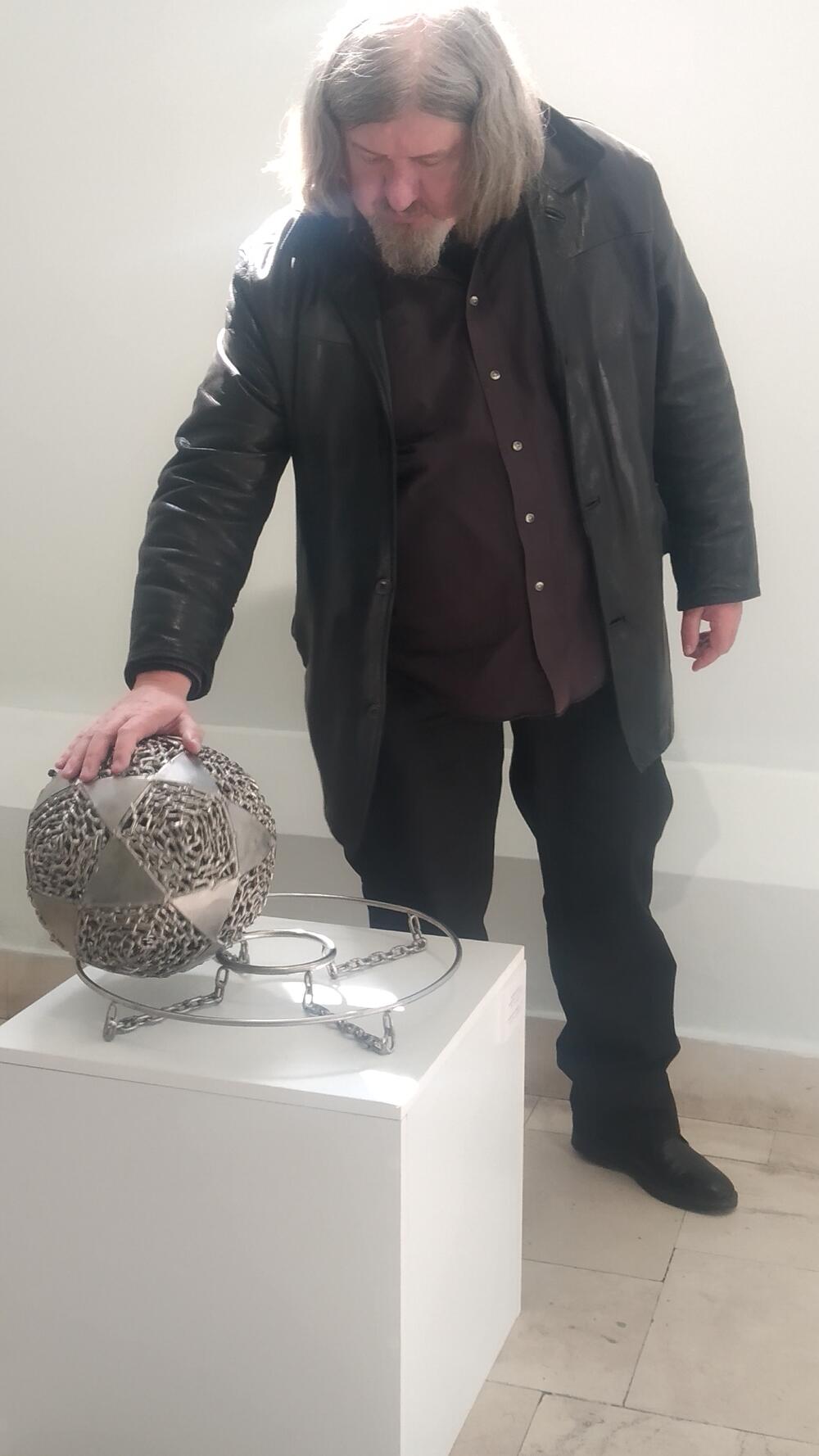 <p>Aralica za “Vijesti” govori o društvu, umjetnosti i svojoj izložbi koja je juče otvorena u Podgorici u galeriji “Centar”</p>