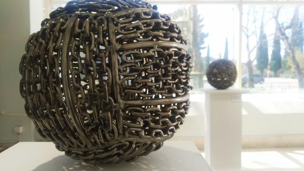 <p>Aralica za “Vijesti” govori o društvu, umjetnosti i svojoj izložbi koja je juče otvorena u Podgorici u galeriji “Centar”</p>