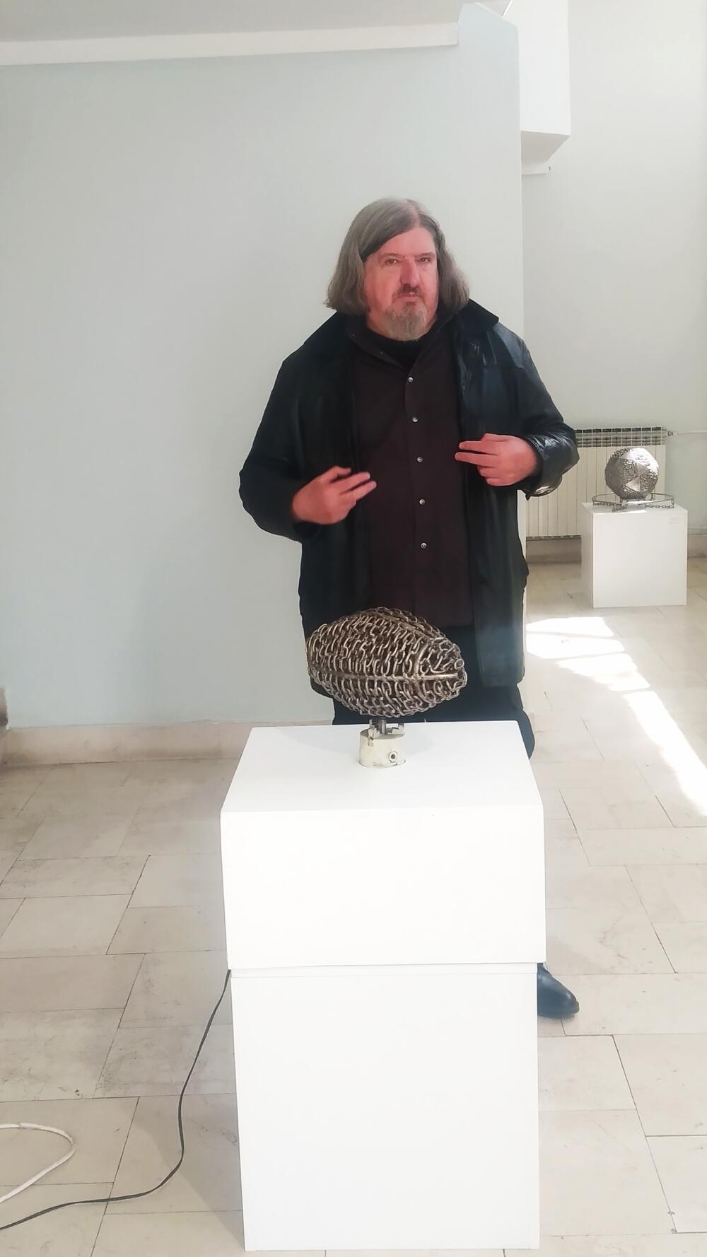 <p>Aralica za “Vijesti” govori o društvu, umjetnosti i svojoj izložbi koja je juče otvorena u Podgorici u galeriji “Centar”</p>