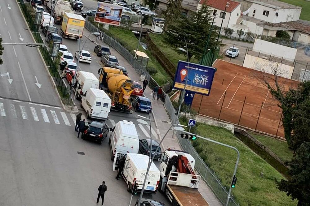 Kolona nastala blokadom, Foto: Čitalac Vijesti