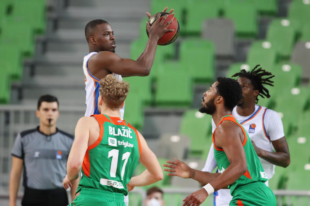 Od njega mnogo zavisi: Ajzea Vajthed na prvoj utakmici sa Cedevita Olimpijom -, Foto: Aleš Fevžer