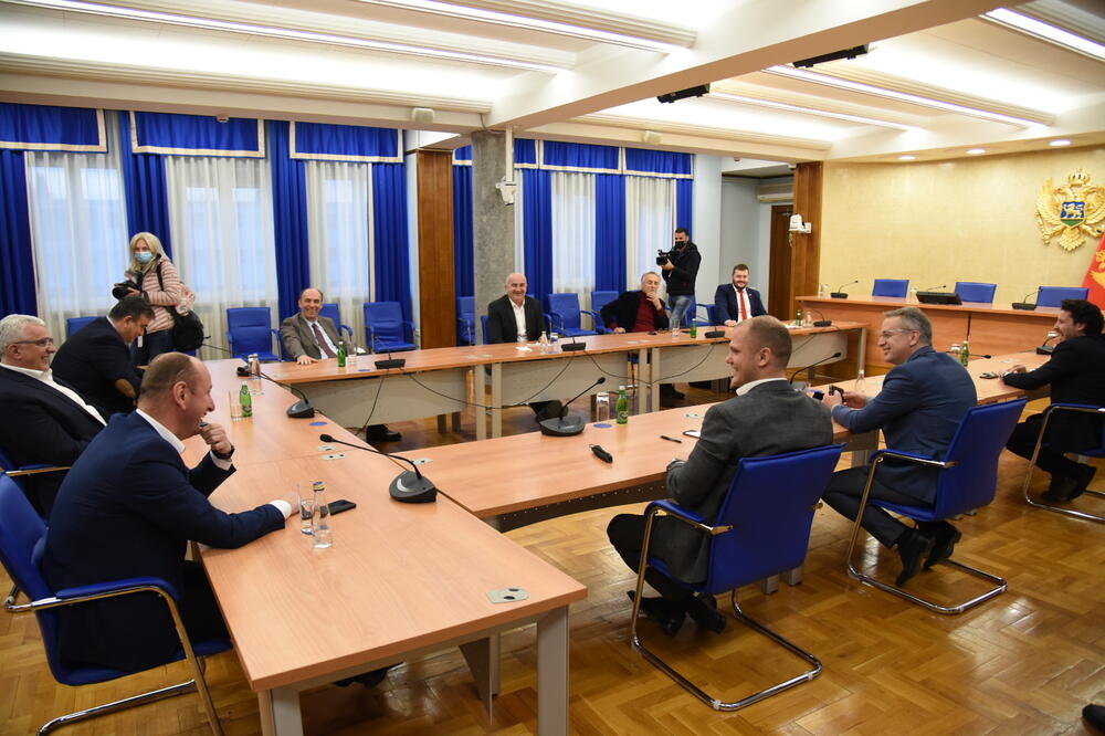 Saglasni da ne treba odlagati, da se izgubilo previše vremena: Sa sastanka lidera, Foto: Savo Prelević