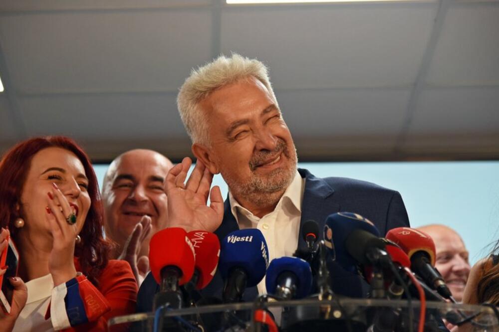 Krivokapić dok u izbornoj noći pred novinarima proglašava pobjedu udružene opozicije nad strankom Mila Đukanovića, Foto: EPA/BORIS PEJOVIC