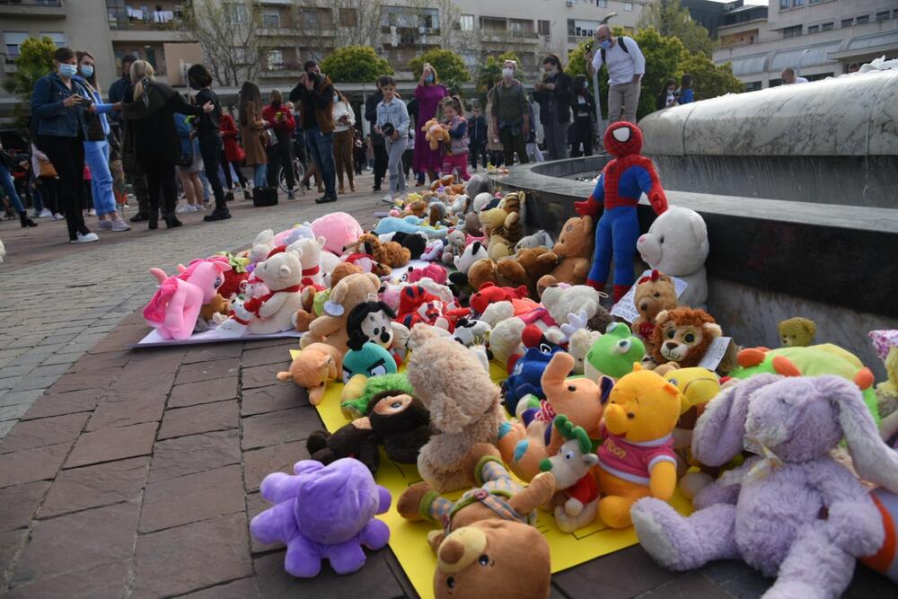 <p>Okupljeni su donijeli igračke i ostavili poruke "Tražimo javni registar zlostavljača", "Silovanje=Zločin, Najoštrije kazne za silovatelje"</p>