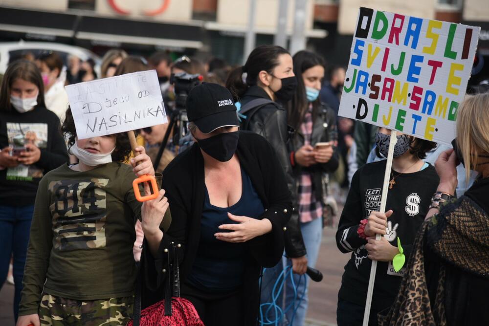 <p>Okupljeni su donijeli igračke i ostavili poruke "Tražimo javni registar zlostavljača", "Silovanje=Zločin, Najoštrije kazne za silovatelje"</p>