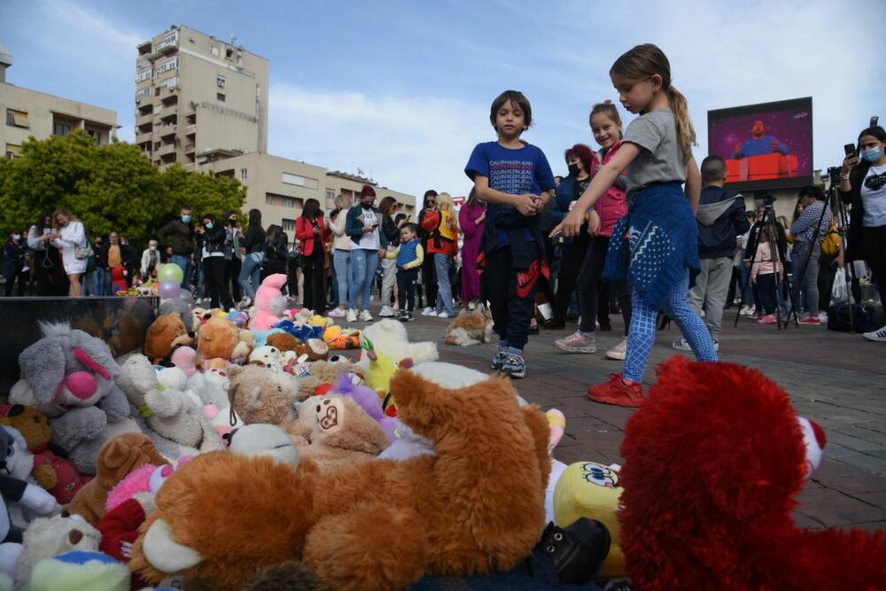 <p>Okupljeni su donijeli igračke i ostavili poruke "Tražimo javni registar zlostavljača", "Silovanje=Zločin, Najoštrije kazne za silovatelje"</p>