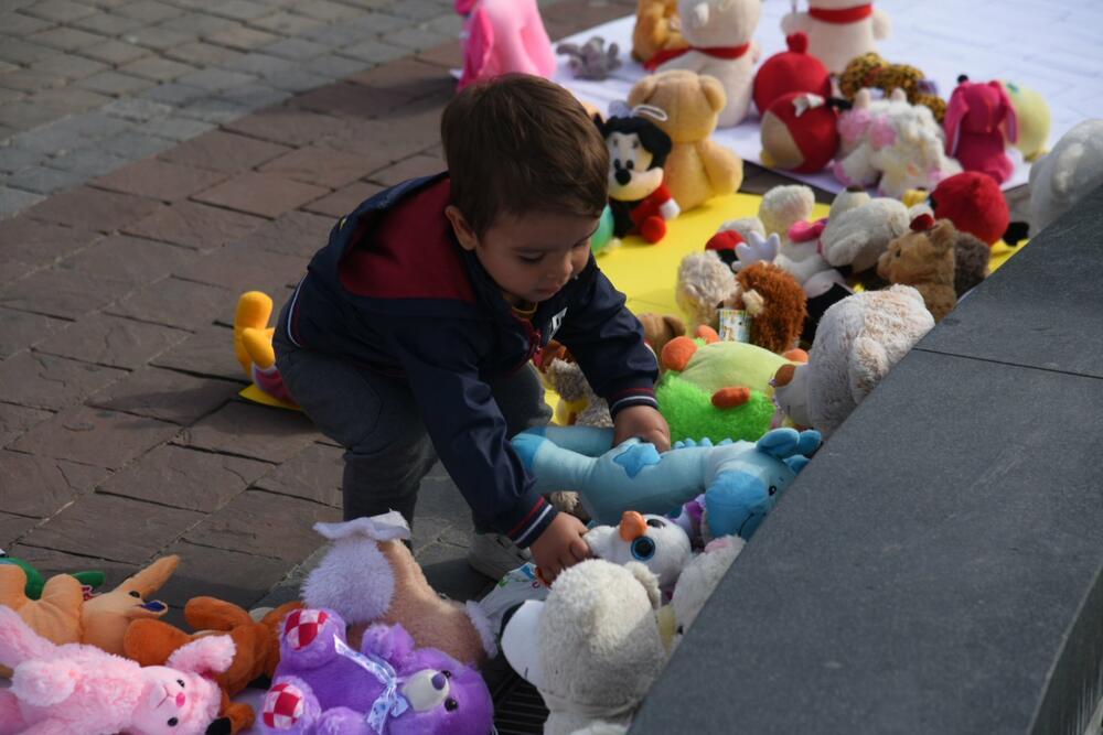 <p>Okupljeni su donijeli igračke i ostavili poruke "Tražimo javni registar zlostavljača", "Silovanje=Zločin, Najoštrije kazne za silovatelje"</p>