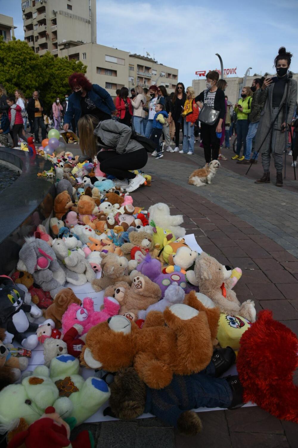 <p>Okupljeni su donijeli igračke i ostavili poruke "Tražimo javni registar zlostavljača", "Silovanje=Zločin, Najoštrije kazne za silovatelje"</p>