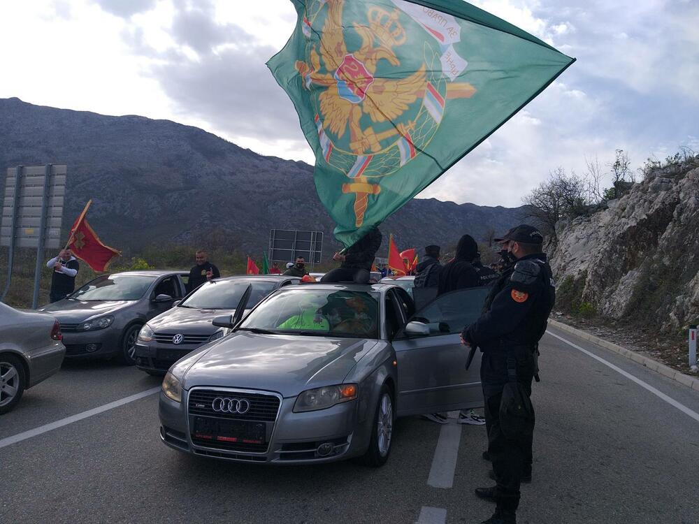 <p>"Mi samo branimo državu koju smo s mukom stekli 21. maja. Neka zna Vlada da je to najveća pobjeda crnogorskog naroda", rekao je Dragan Nikčević</p>