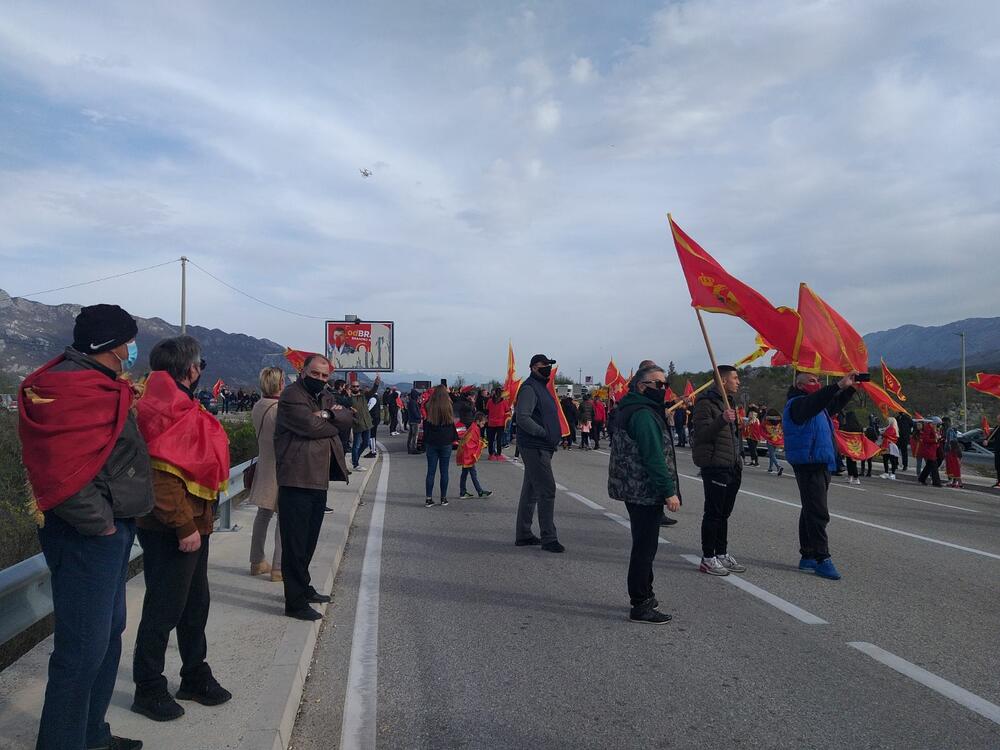 <p>"Mi samo branimo državu koju smo s mukom stekli 21. maja. Neka zna Vlada da je to najveća pobjeda crnogorskog naroda", rekao je Dragan Nikčević</p>