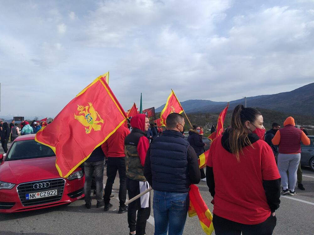<p>"Mi samo branimo državu koju smo s mukom stekli 21. maja. Neka zna Vlada da je to najveća pobjeda crnogorskog naroda", rekao je Dragan Nikčević</p>