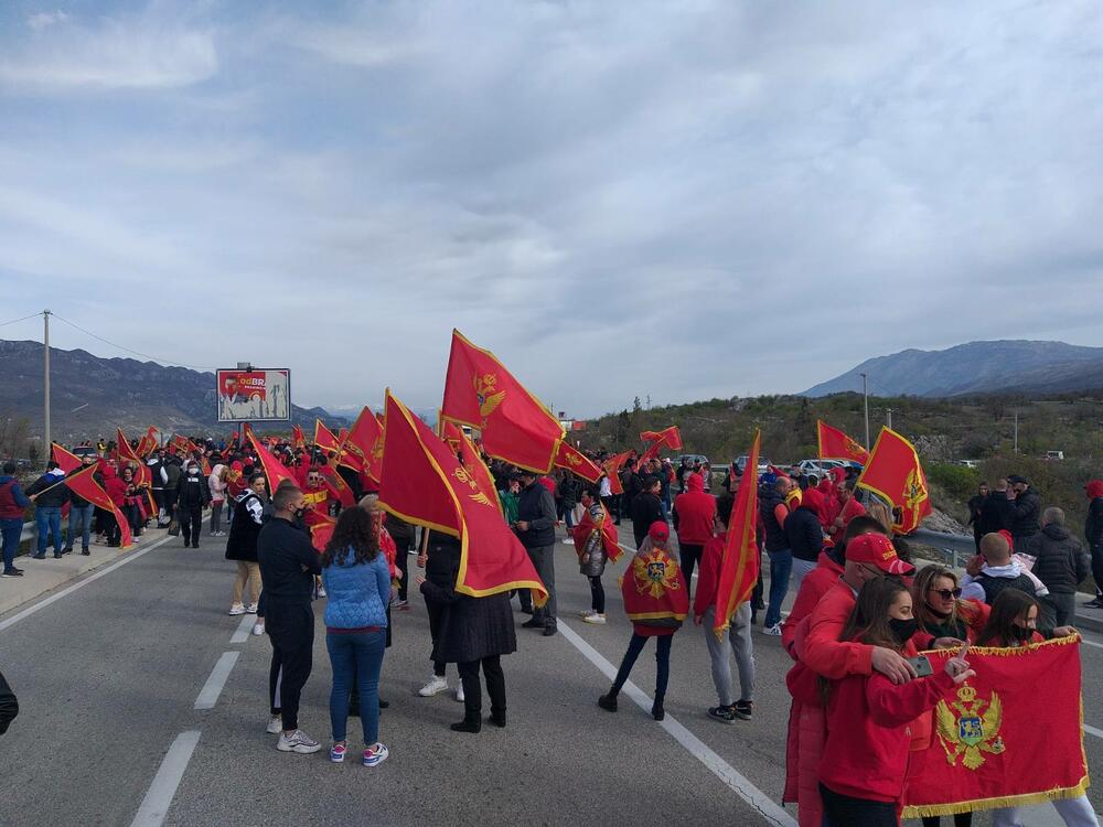 <p>"Mi samo branimo državu koju smo s mukom stekli 21. maja. Neka zna Vlada da je to najveća pobjeda crnogorskog naroda", rekao je Dragan Nikčević</p>