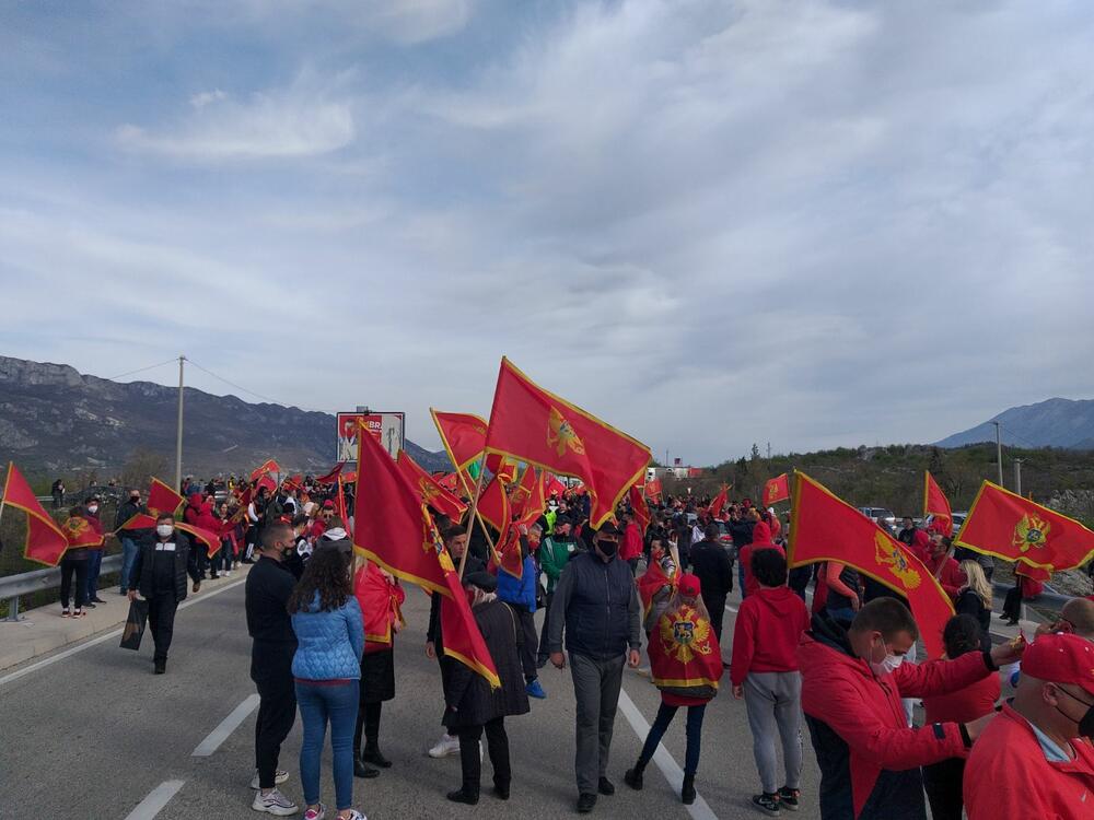 <p>"Mi samo branimo državu koju smo s mukom stekli 21. maja. Neka zna Vlada da je to najveća pobjeda crnogorskog naroda", rekao je Dragan Nikčević</p>