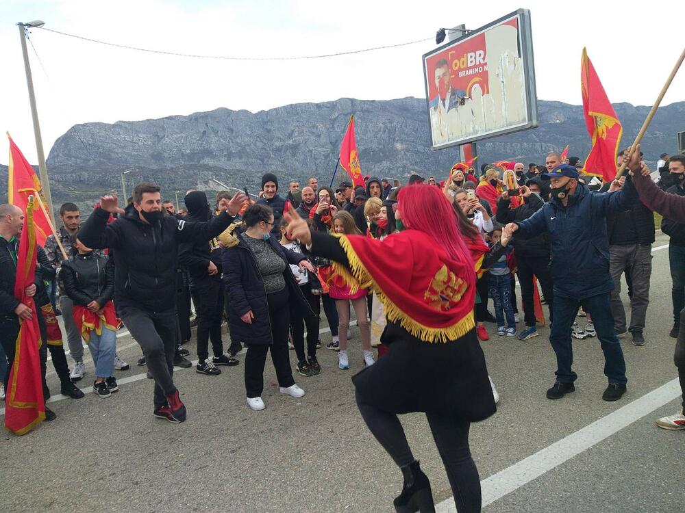 <p>"Mi samo branimo državu koju smo s mukom stekli 21. maja. Neka zna Vlada da je to najveća pobjeda crnogorskog naroda", rekao je Dragan Nikčević</p>
