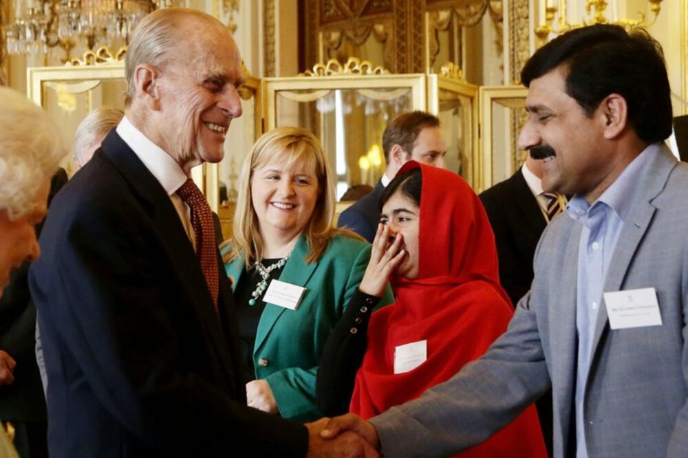 Malala Jusafzai, u crvenom, kikoće se na vojvodinu opasku, Foto: AFP