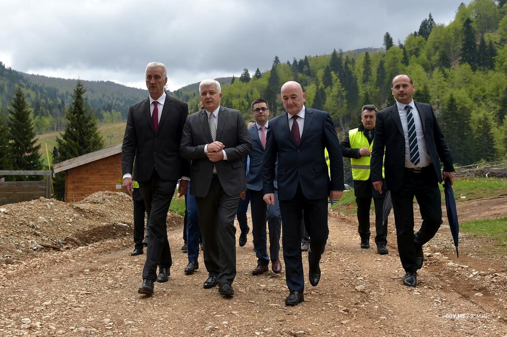 Parača(lijevo) i Nurković (desno) sa bivšim premijerom Markovićem, Foto: Gov.me/Saša Matić