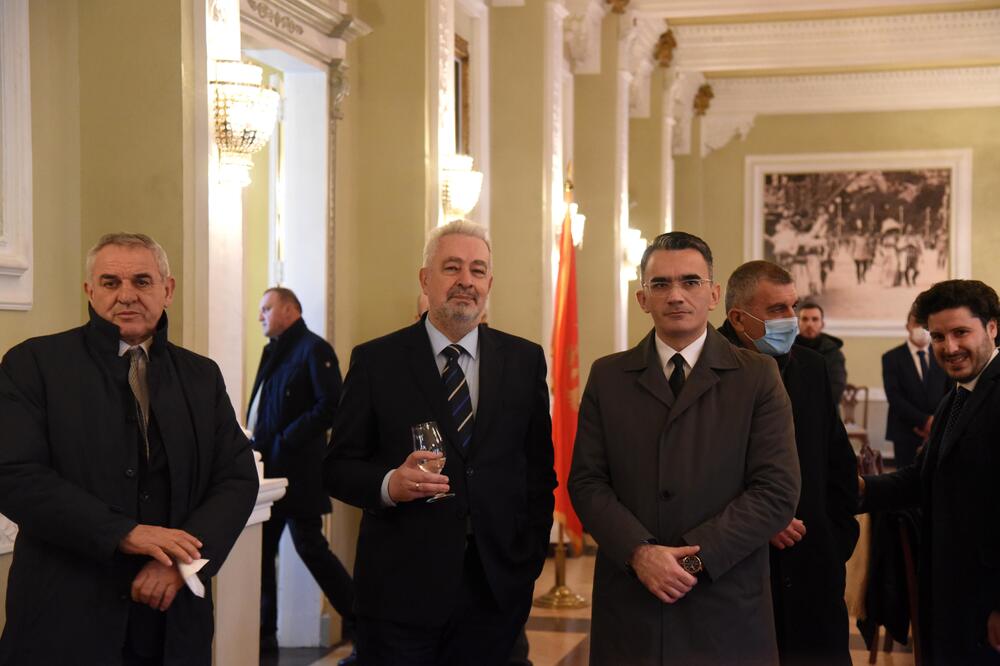 Krivokapić sa saradnicima na sjednici Vlade u Vladinom domu na Cetinju, Foto: Boris Pejović