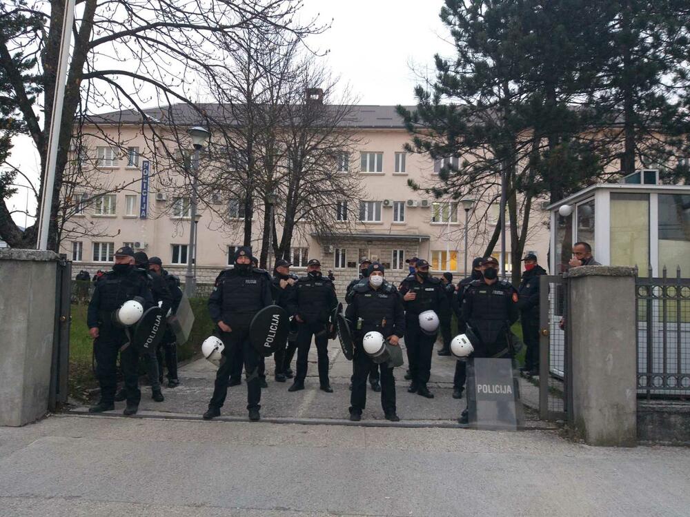 <p>Grupa građana protestovala zbog kazni koje su im napisane zbog blokade puta Nikšić - Podgorica</p>