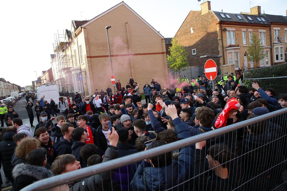 Navijači Liverpula u blizini "Enfilda", Foto: Reuters
