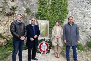 Delegacija Force položila vijenac na spomenik žrtvama zemljotresa