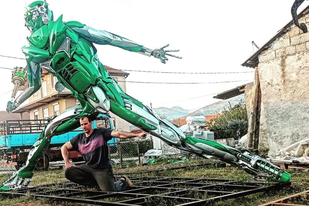 Baletić i njegov novi autobot, Foto: Privatna arhiva