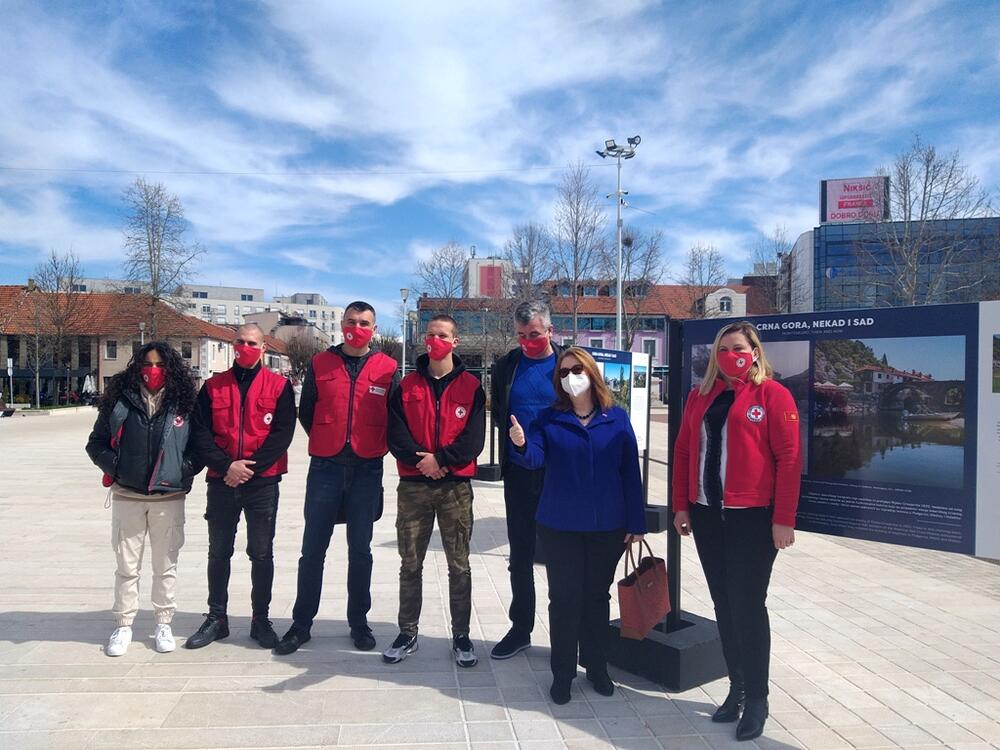 <p>„Nakon Prvog svjetskog rata ljekari i medicinsko osoblje SAD-a došlo je u Crnu Goru kako bi ovdašnjem narodu pružilo pomoć. I danas kada se svi suočavamo sa zdravstvenom krizom drago mi je da Crveni krst pokazuje da može da se nosi s izazovima. Naši odnosi su snažni kao i uvijek“</p>