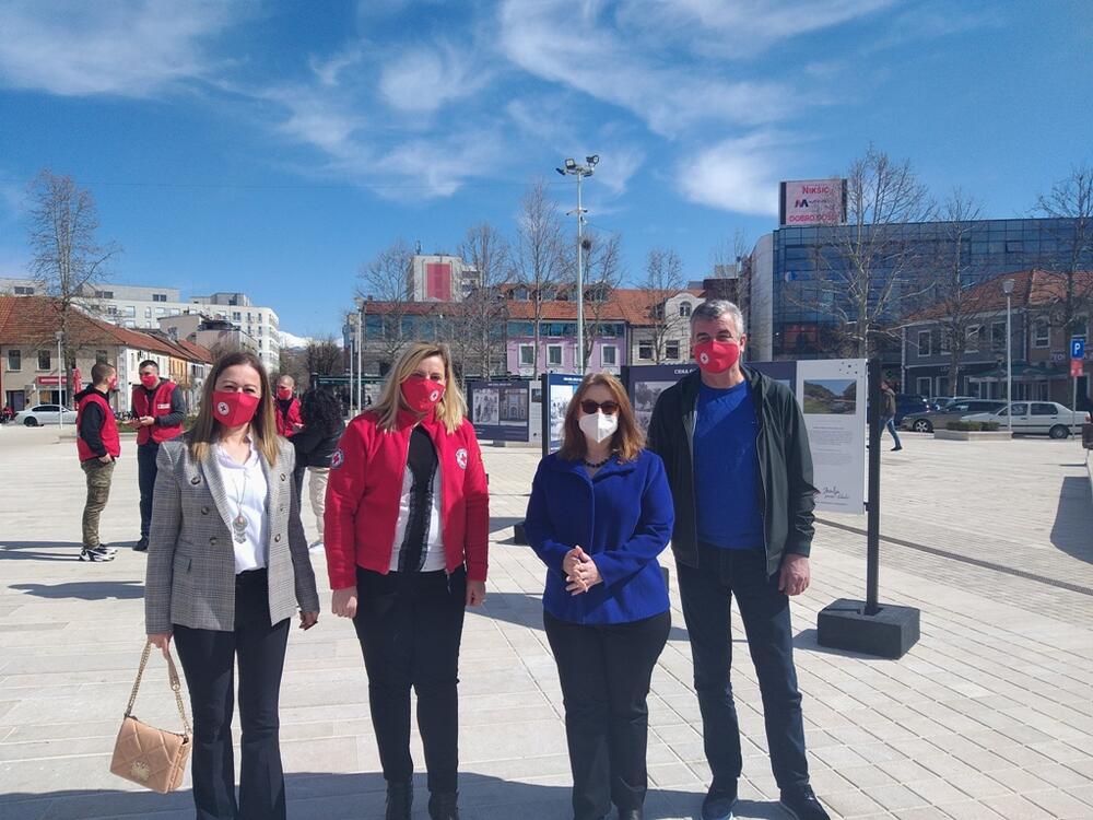 <p>„Nakon Prvog svjetskog rata ljekari i medicinsko osoblje SAD-a došlo je u Crnu Goru kako bi ovdašnjem narodu pružilo pomoć. I danas kada se svi suočavamo sa zdravstvenom krizom drago mi je da Crveni krst pokazuje da može da se nosi s izazovima. Naši odnosi su snažni kao i uvijek“</p>