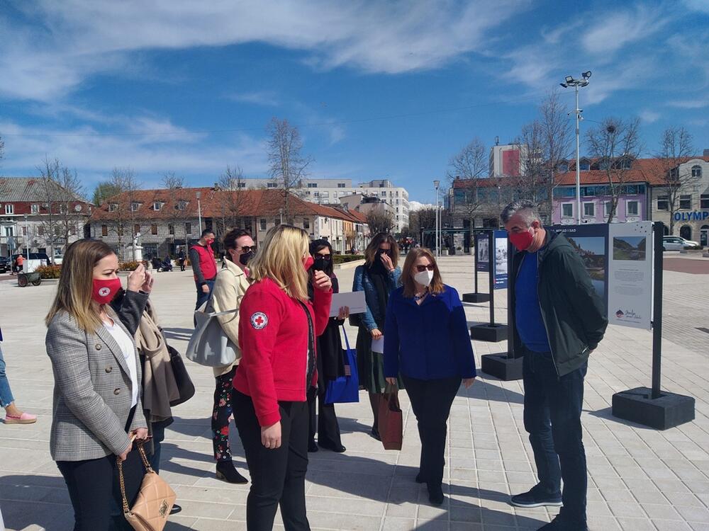 <p>„Nakon Prvog svjetskog rata ljekari i medicinsko osoblje SAD-a došlo je u Crnu Goru kako bi ovdašnjem narodu pružilo pomoć. I danas kada se svi suočavamo sa zdravstvenom krizom drago mi je da Crveni krst pokazuje da može da se nosi s izazovima. Naši odnosi su snažni kao i uvijek“</p>