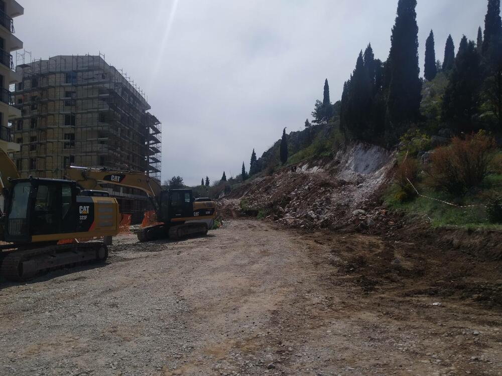 <p>Bageri danas nisu radili do sada na izgradnji saobraćajnice, teške mašine su parkirane ispod Ljubovića</p>