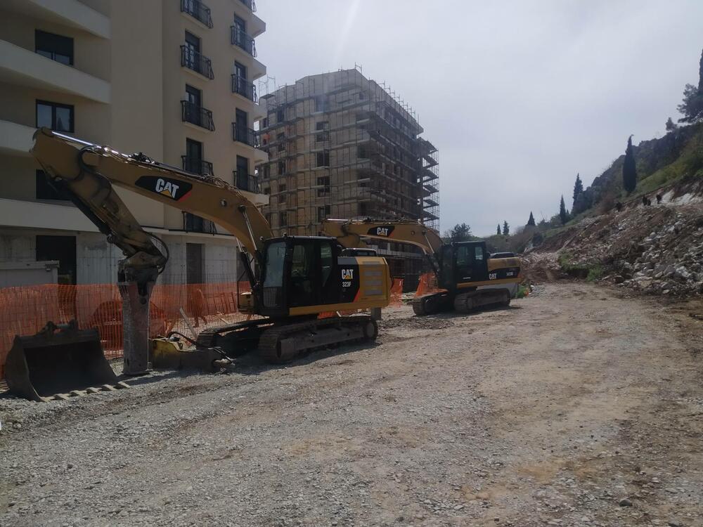 <p>Bageri danas nisu radili do sada na izgradnji saobraćajnice, teške mašine su parkirane ispod Ljubovića</p>
