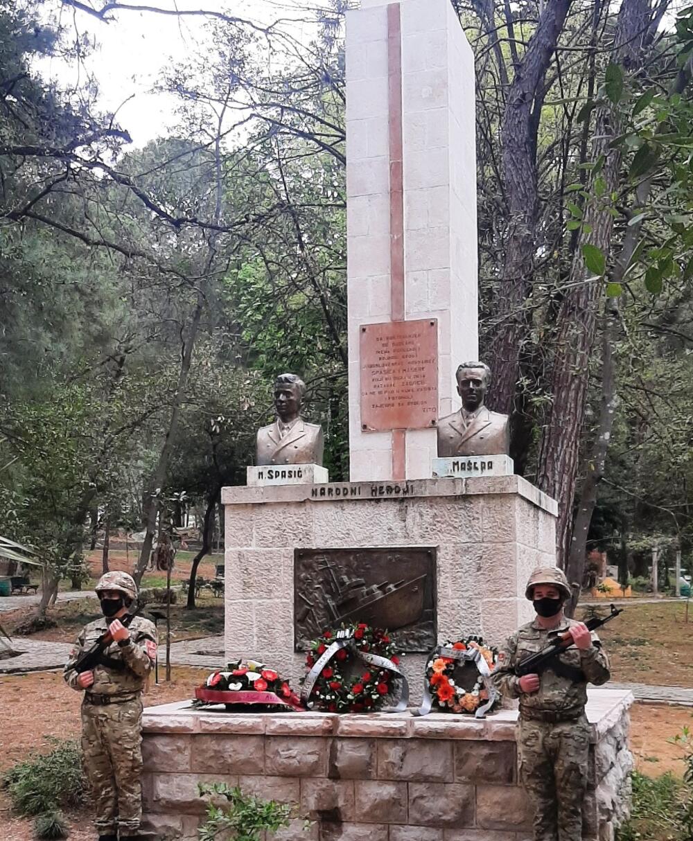 <p>Njih dvojica su 17. aprila 1941. godine, odbijajući da priznaju kapitulaciju Kraljevine Jugoslavije u Aprilskom ratu i da poslušaju naređenje da svoj brod predaju neprijatelju, žrtvujuči svoje živote, digli u vazduh razarač Kraljevske mornarice Jugoslavije "Zagreb"</p>