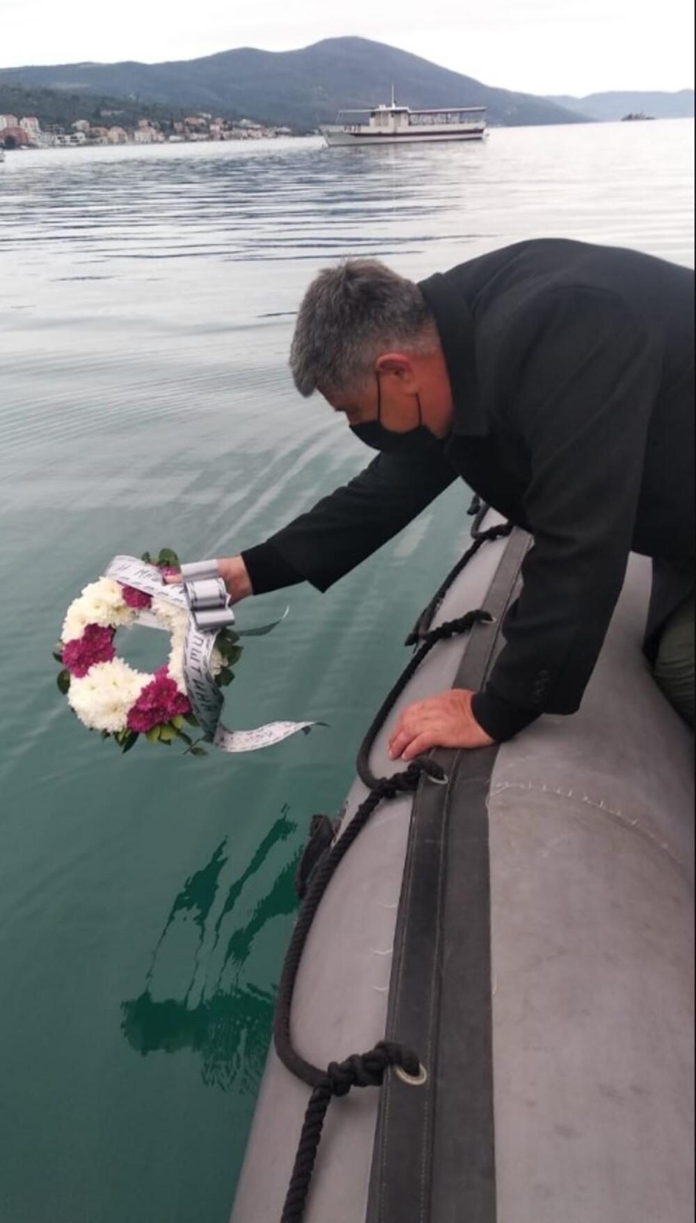 <p>Njih dvojica su 17. aprila 1941. godine, odbijajući da priznaju kapitulaciju Kraljevine Jugoslavije u Aprilskom ratu i da poslušaju naređenje da svoj brod predaju neprijatelju, žrtvujuči svoje živote, digli u vazduh razarač Kraljevske mornarice Jugoslavije "Zagreb"</p>