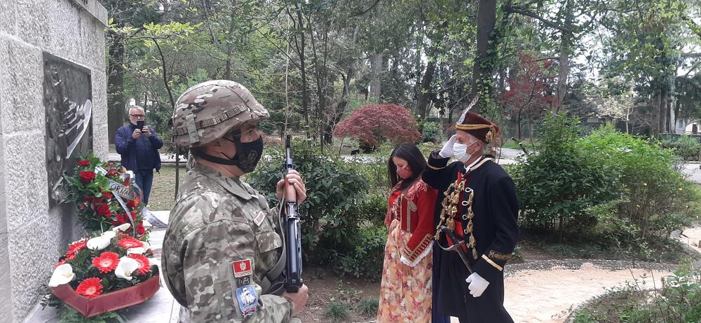 <p>Njih dvojica su 17. aprila 1941. godine, odbijajući da priznaju kapitulaciju Kraljevine Jugoslavije u Aprilskom ratu i da poslušaju naređenje da svoj brod predaju neprijatelju, žrtvujuči svoje živote, digli u vazduh razarač Kraljevske mornarice Jugoslavije "Zagreb"</p>