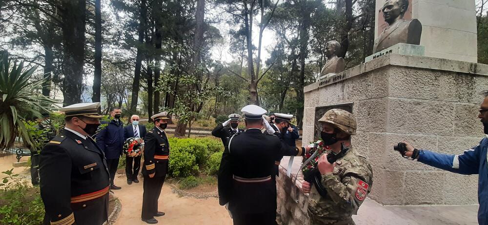 <p>Njih dvojica su 17. aprila 1941. godine, odbijajući da priznaju kapitulaciju Kraljevine Jugoslavije u Aprilskom ratu i da poslušaju naređenje da svoj brod predaju neprijatelju, žrtvujuči svoje živote, digli u vazduh razarač Kraljevske mornarice Jugoslavije "Zagreb"</p>