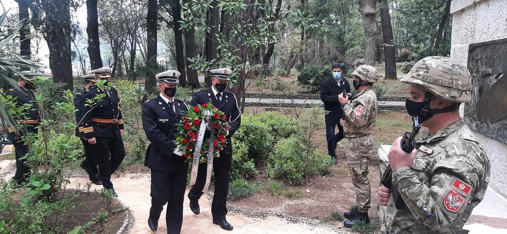 <p>Njih dvojica su 17. aprila 1941. godine, odbijajući da priznaju kapitulaciju Kraljevine Jugoslavije u Aprilskom ratu i da poslušaju naređenje da svoj brod predaju neprijatelju, žrtvujuči svoje živote, digli u vazduh razarač Kraljevske mornarice Jugoslavije "Zagreb"</p>